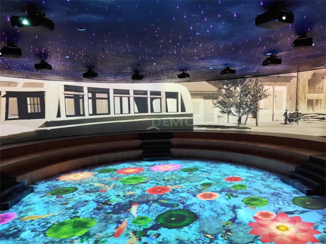 百年公交風(fēng)雨路，光影流動向未來