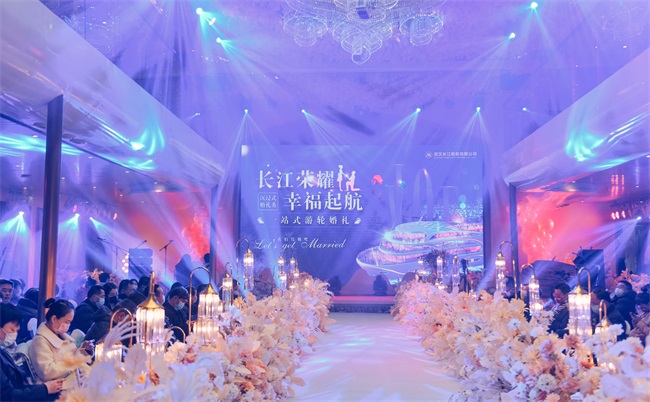 船于江中行，人在畫中游，是沉浸式郵輪婚禮給的浪漫