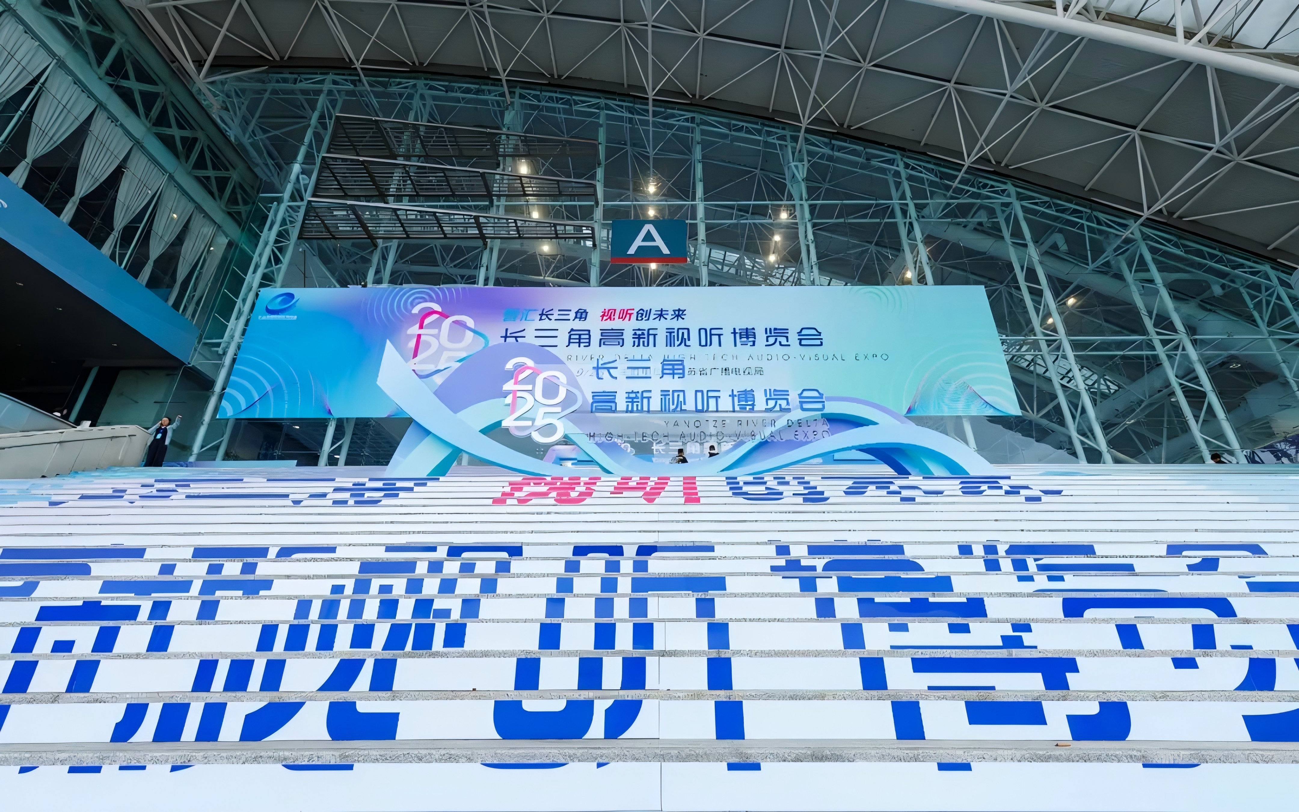 名場(chǎng)面再現(xiàn)！視美樂以光影重現(xiàn)無(wú)錫春晚，助力科技與文旅創(chuàng)新融合發(fā)展